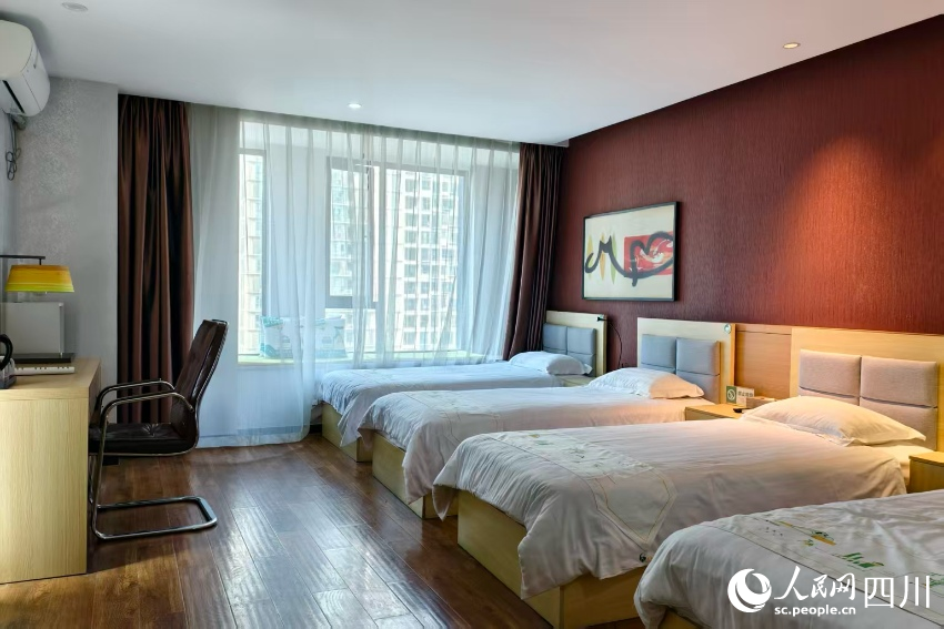 整潔明亮的房間為“蓉漂”青年提供溫馨住所。人民網 趙祖樂攝