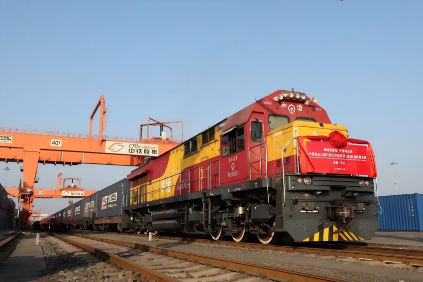 支持中欧班列（成渝）开行。进出口银行四川省分行供图