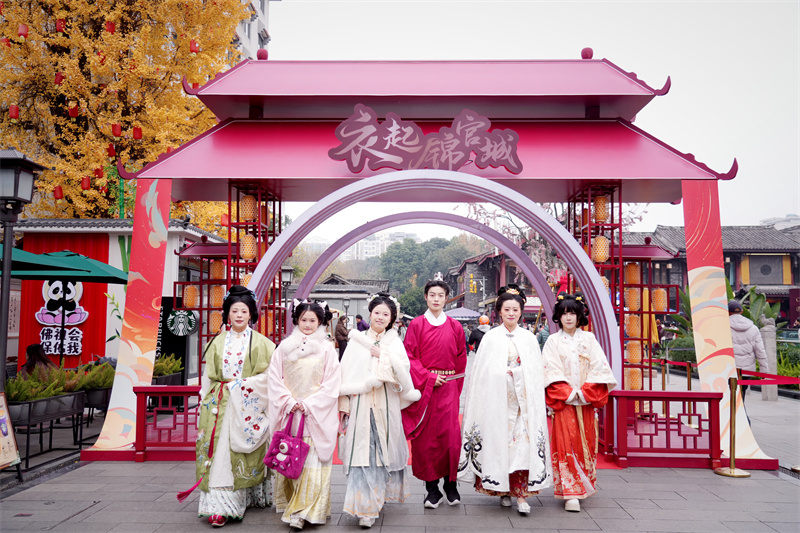 游客体验汉服。主办方供图