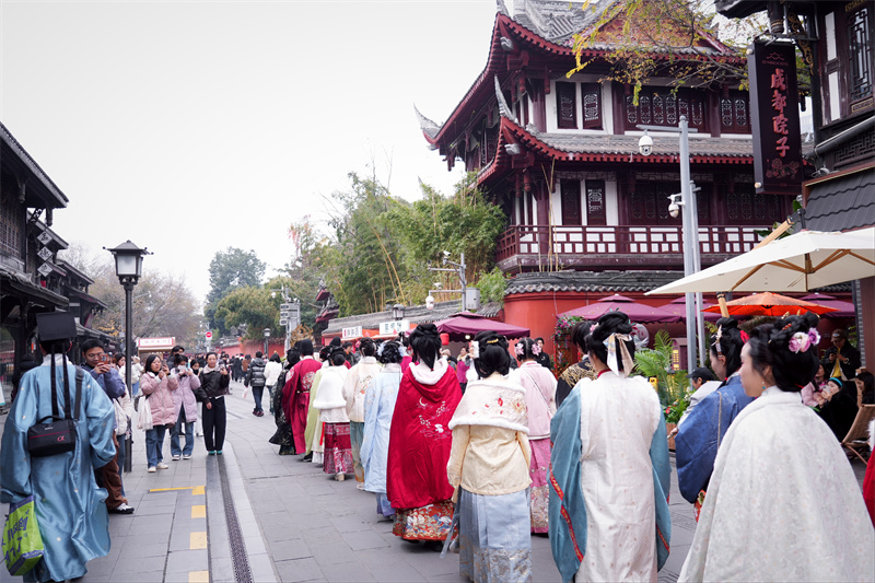 在文殊坊巡游。主办方供图