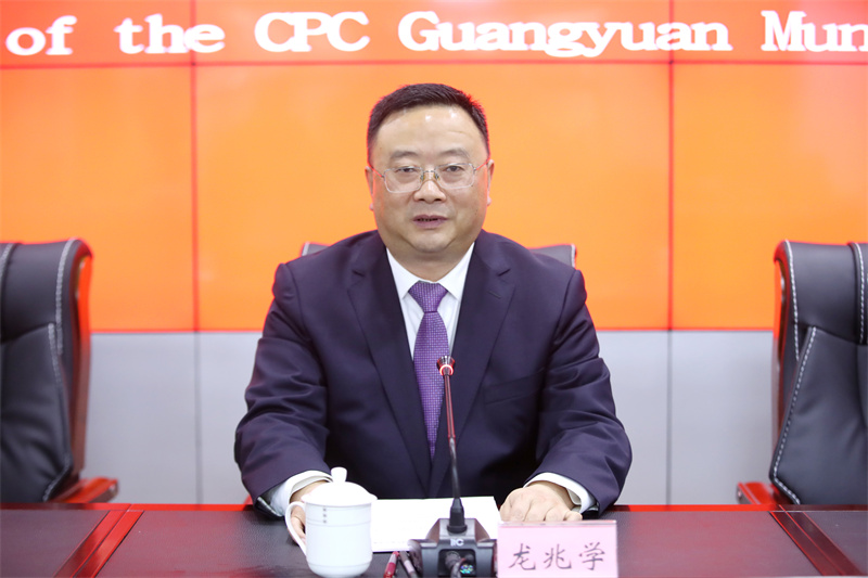 龙兆学对中共广元市委八届十二次全会精神进行解读。广元市融媒体中心供图
