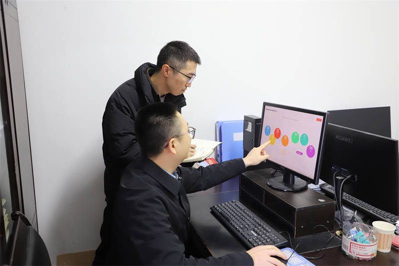 高县纪检监察干部通过“农村住房保障领域疑点筛查系统”监督模型筛查疑点数据。徐昕供图