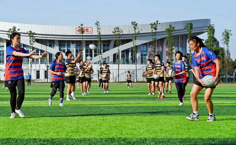 学生正在训练橄榄球。陈甜 摄