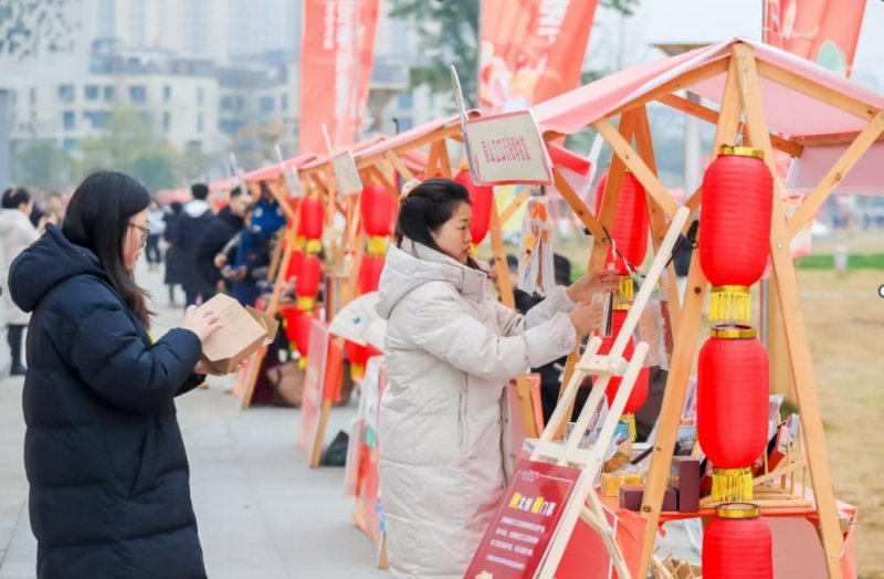正在搭建的售賣攤位。馬詩雨 攝