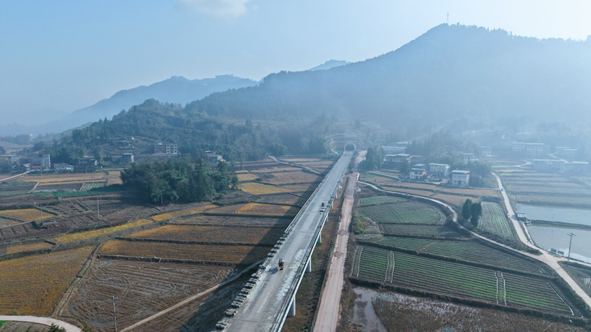 俯瞰隧道。成達萬高鐵有限責任公司供圖