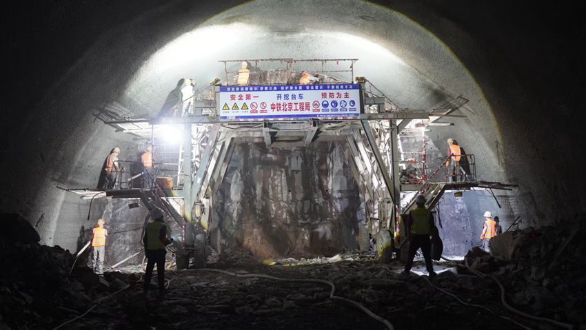 掌子面開挖。成達萬高鐵有限責任公司供圖