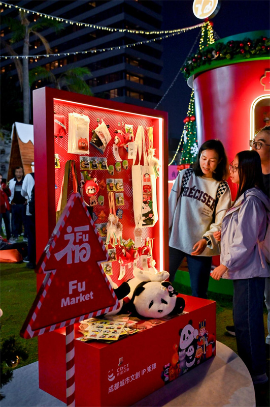 市民游客了解成都文旅文创产品。主办方供图