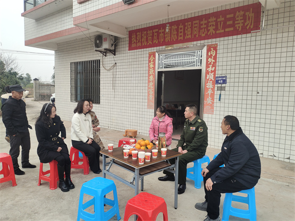 与军属亲切交谈。沿滩区退役军人事务局供图