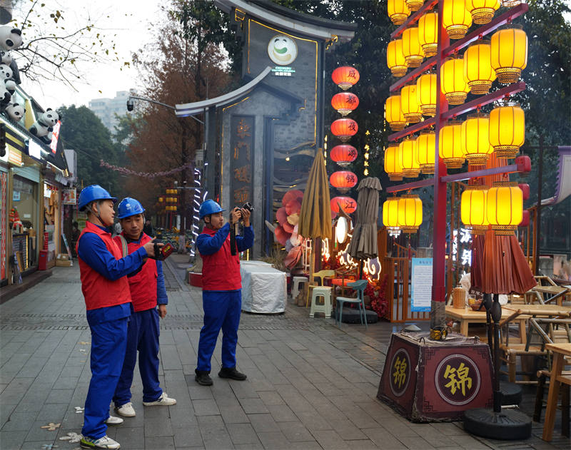 元旦前夕，国网四川电力（成都锦江）连心桥共产党员服务队对热门景点开展节前保电特巡。刘虎摄