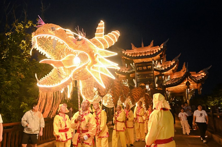 平乐古镇百米竹龙。邛崃市委宣传部供图