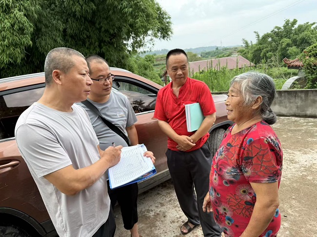 走访关爱特殊困难老年人。荣县融媒供图