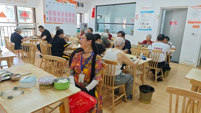 老年人在投入使用的助餐点用餐。荣县融媒供图