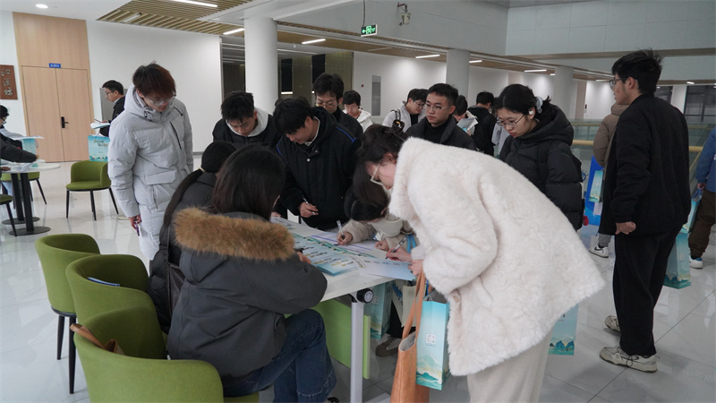 即将毕业的大学生填写申请表。江安县融媒体中心供图