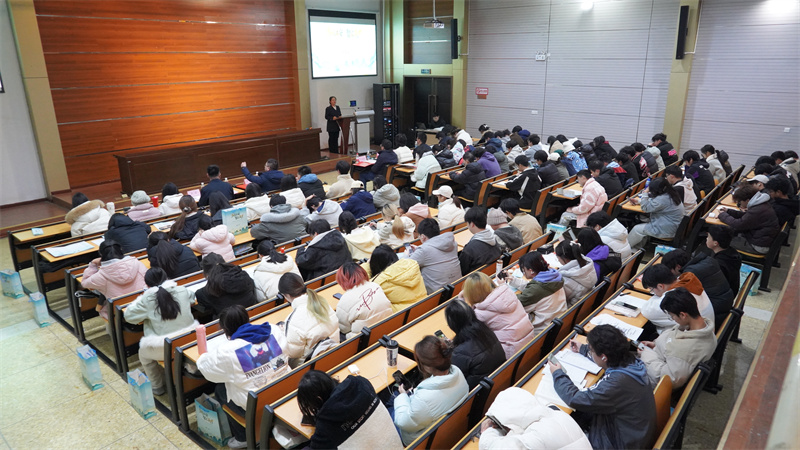 为大学生宣传介绍江安。江安县融媒体中心供图