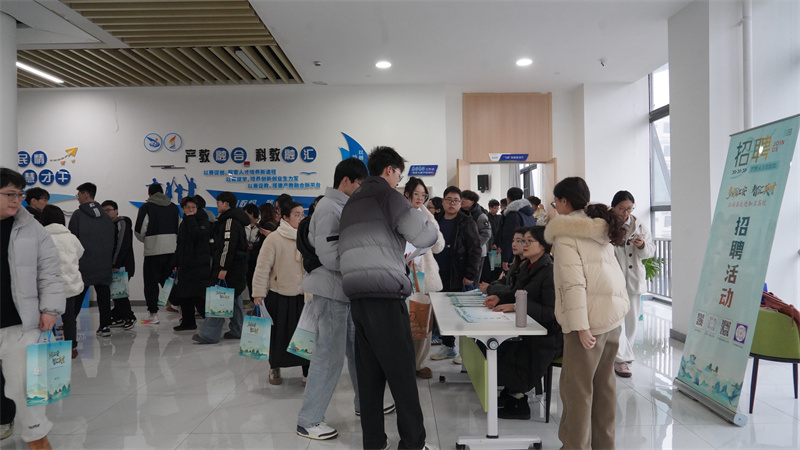 招聘现场。江安县融媒体中心供图