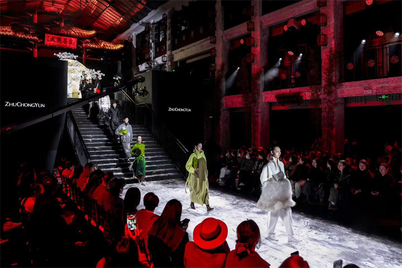 成都漆器工艺厂网红地标大旗茶馆举行时装秀。青羊区委宣传部供图