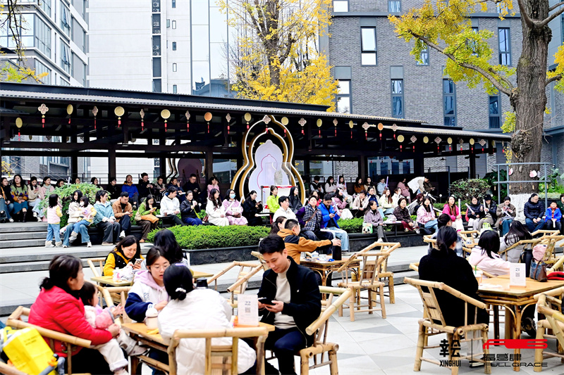 市民游客在少城街道小通巷1号喝茶。青羊区委宣传部供图