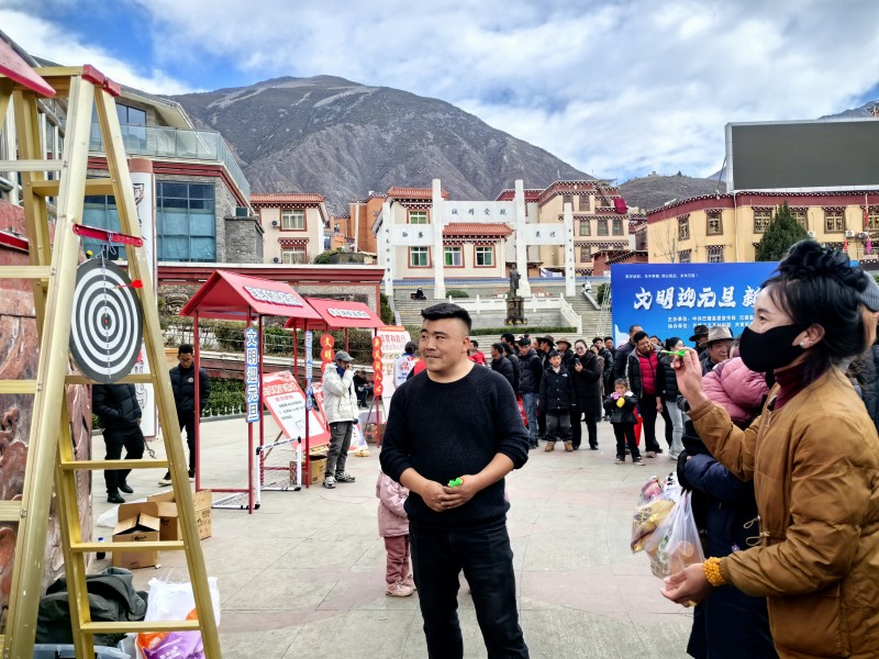 市民在活动现场玩飞镖游戏。巴塘县委宣传部供图