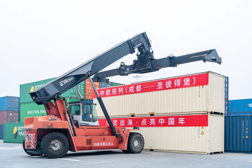 铁路港集装箱作业区内，箱体上“川货出海·点亮中国年”的红色标语醒目亮眼。青白江区委宣传部供图