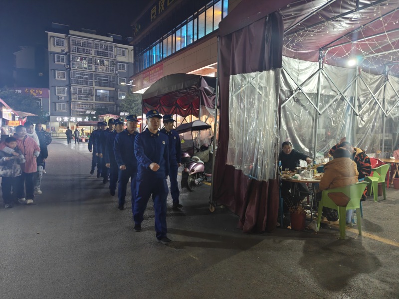 消防员沿街巡查消除火灾隐患。眉山天府新区消防救援大队供图