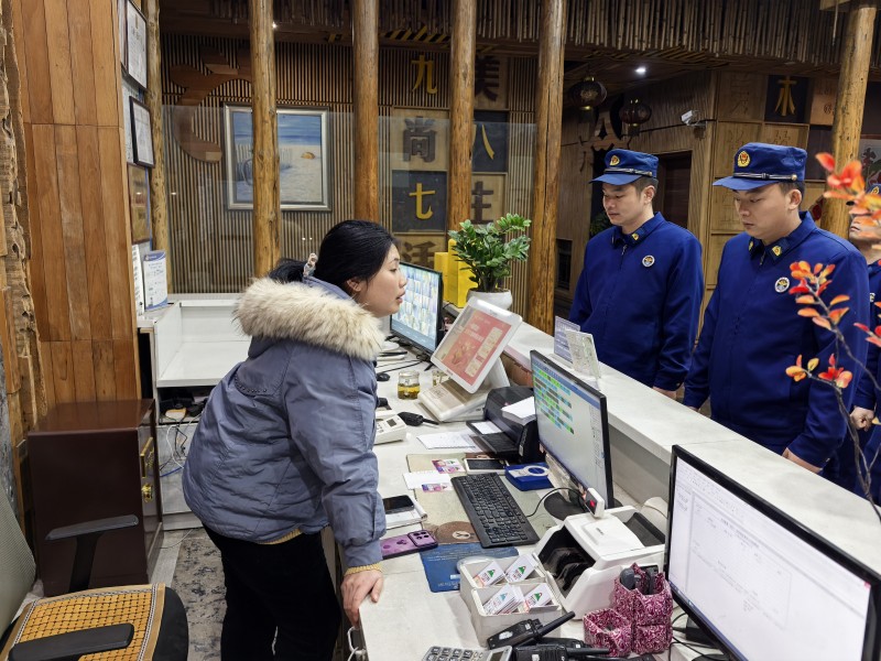 消防员正在做消防安全检查、提示。眉山天府新区消防救援大队供图