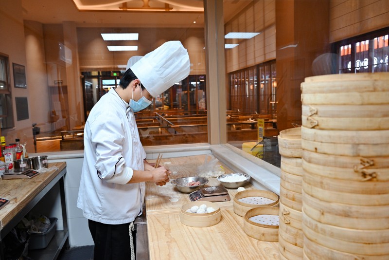 南翔馒头西南首店的师父正在做小笼包子。郑栋梁供图