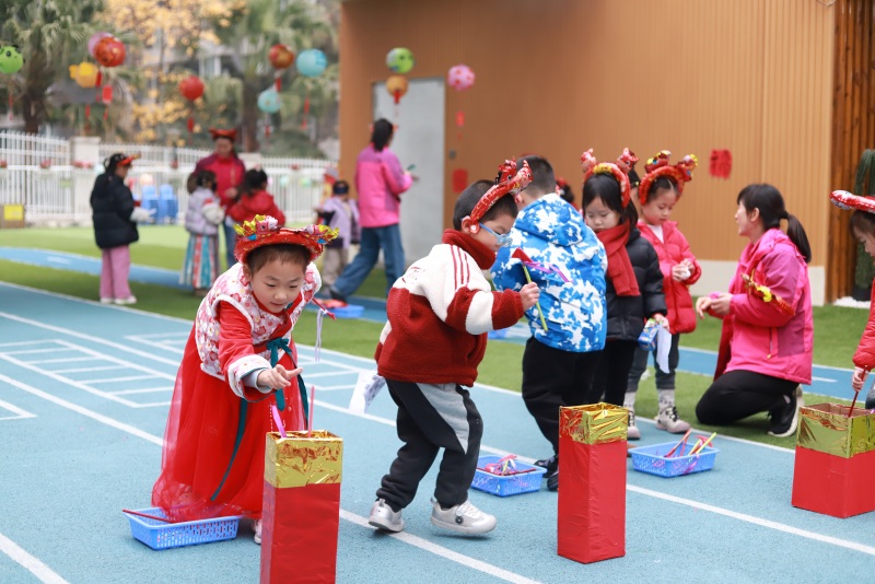 孩子们结伴参与“投壶”游戏,体验传统礼仪与竞技乐趣。成都市第三幼儿园528园区供图