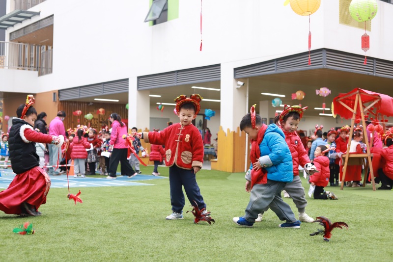 孩子们在“踢毽子”运动中感受传统民间游戏。成都市第三幼儿园528园区供图