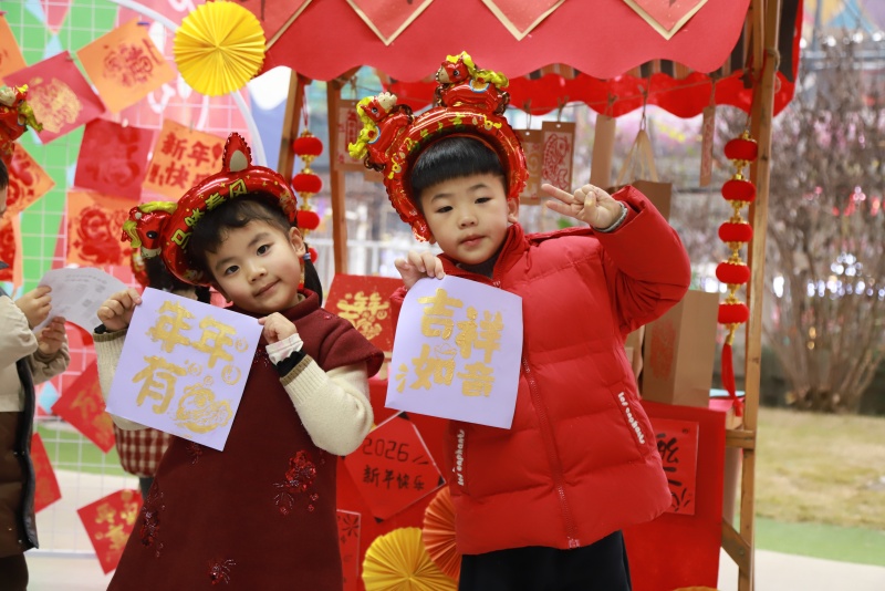 孩子们展示参加“年画拓印”体验的作品。成都市第三幼儿园528园区供图