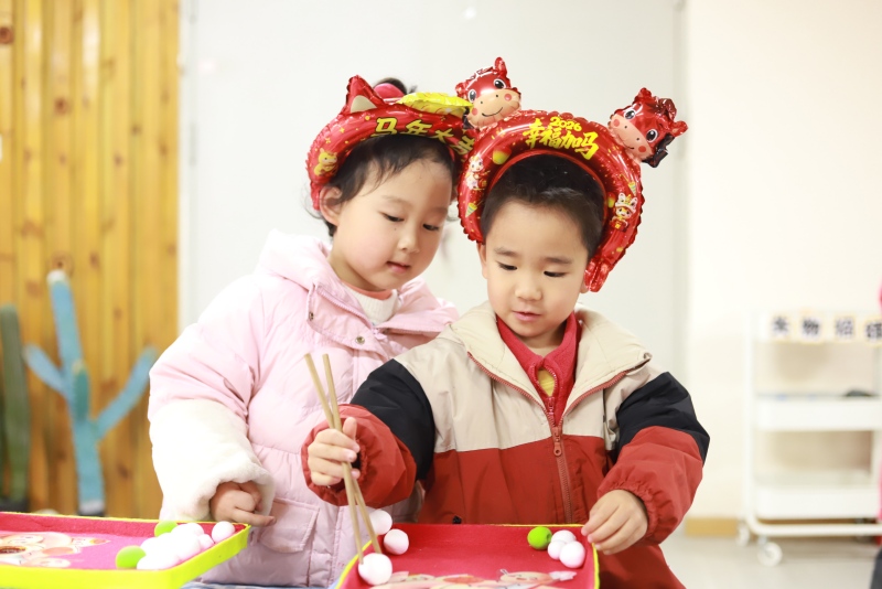 孩子正在用筷子夹“汤圆”，锻炼手眼协调。成都市第三幼儿园528园区供图