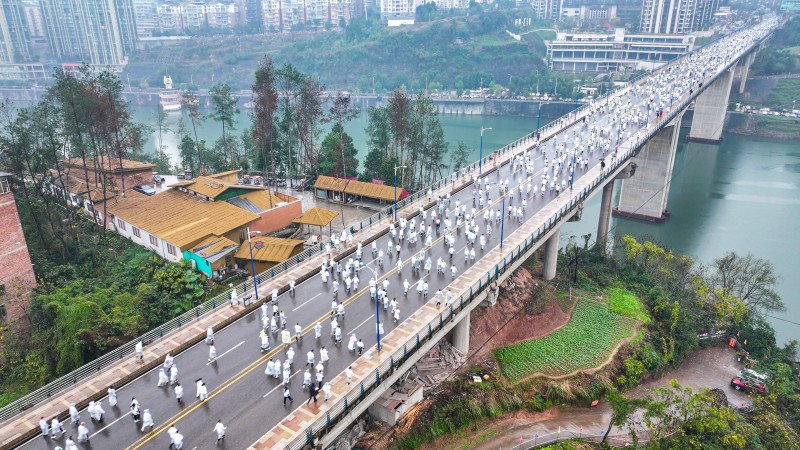 参加健身跑的跑者。王小刚摄