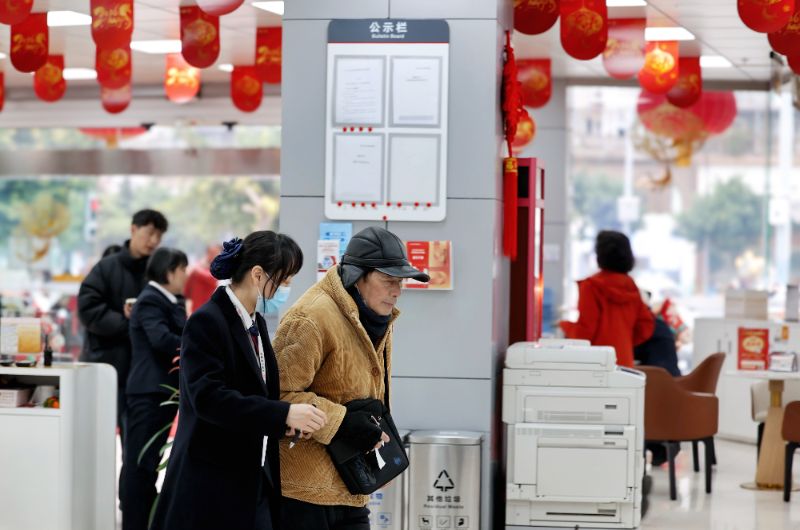 引導老年客戶辦理業務。工行成都分行供圖