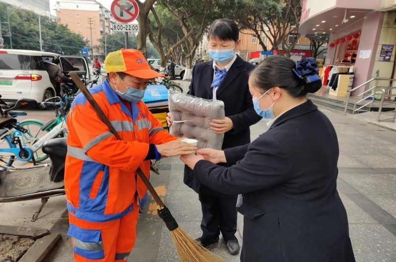 網點工作人員為寒風中奔波的環衛工人送溫暖。工行成都分行供圖