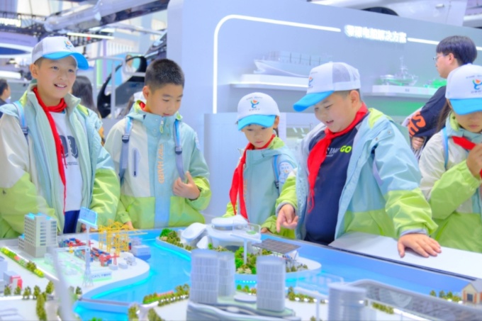 宜宾首个秋假,学生们在动力电池大会场馆研学。科教集团供图