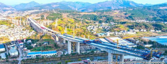 G5京昆高速公路漢中至廣元段（四川境）擴容工程現場。廣元市融媒體中心供圖