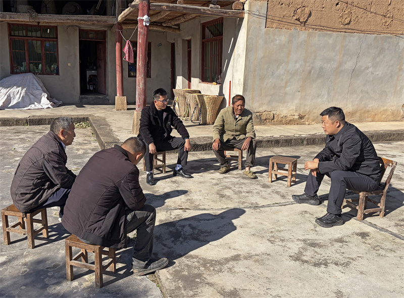到村子里与村民谈心,了解村民所急所需。利州区委宣传部供图