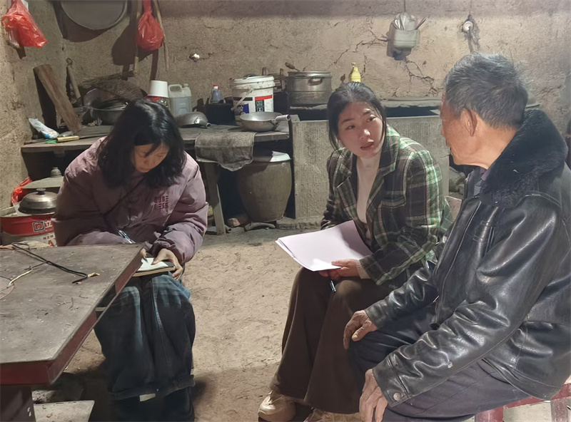 工作人员到村民家了解村民的生产生活情况。利州区委宣传部供图
