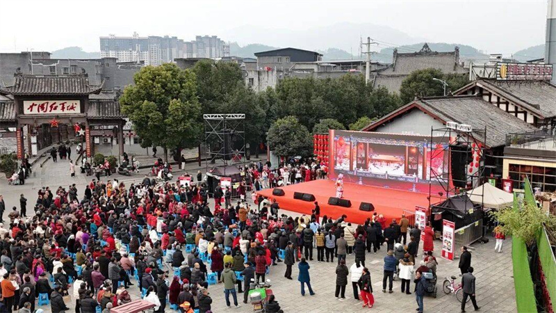 “百姓大舞台·‘群星’耀红城”惠民演出。旺苍县融媒体中心供图