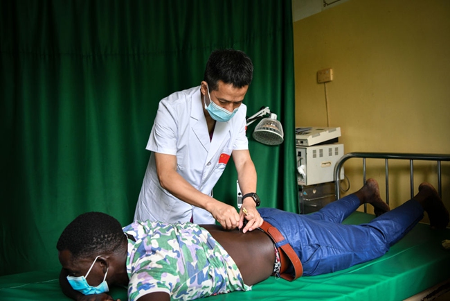 陈利章在医院治疗室为患者针灸治疗。四川省第四人民医院供图