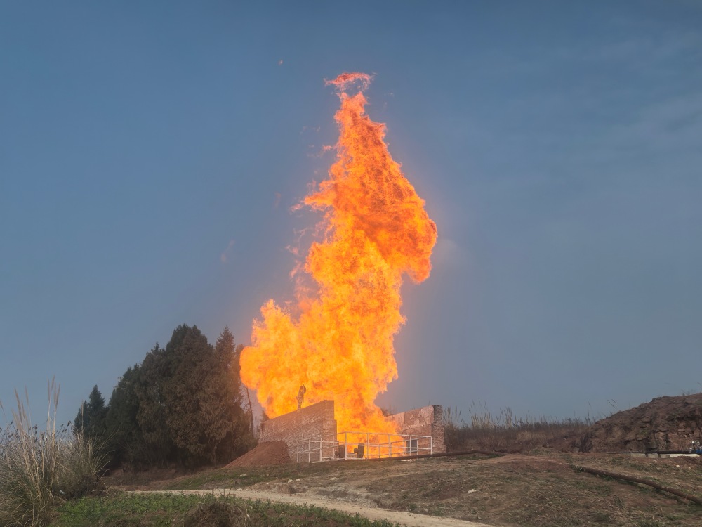 西南油气田公司蓬莱气田灯二气藏PL001-H32井。陈康军摄
