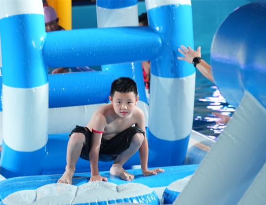 小朋友玩水上闯关游戏