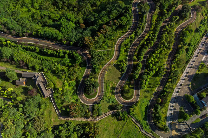 图为塔山公园复合绿道。黄正华摄