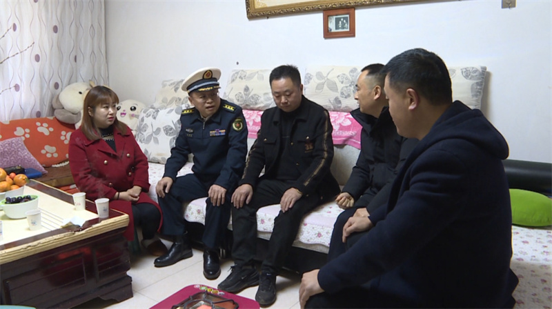 慰问组与高铭父母交流。赵扬供图