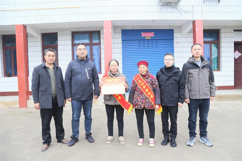 为在部队荣立三等功的现役军人家属送上立功喜报。苍溪县退役军人事务局供图