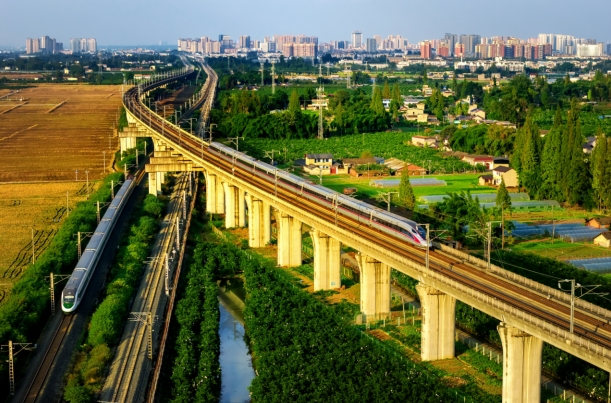 成眉間每日動車超110列。盛曉波攝