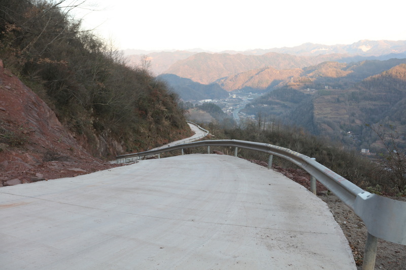 “山高路陡泥泞深”出行路变成平坦水泥路。马发海摄