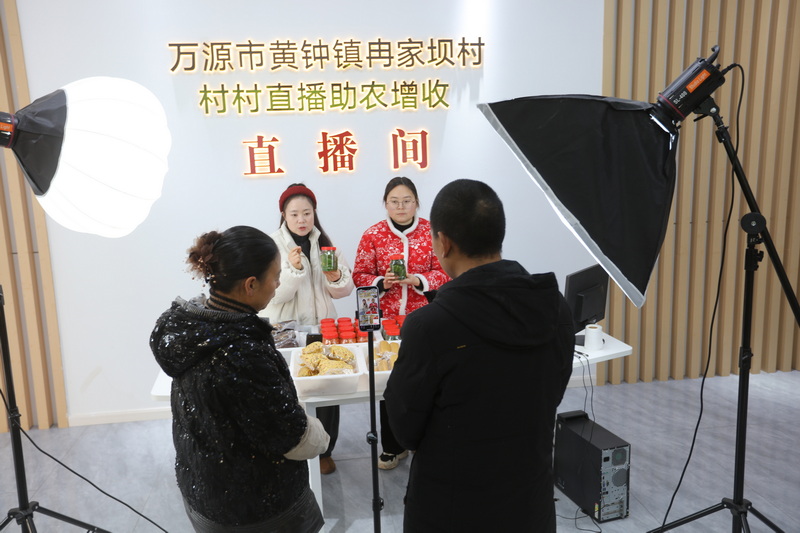 冉家坝村的村村直播。马发海摄