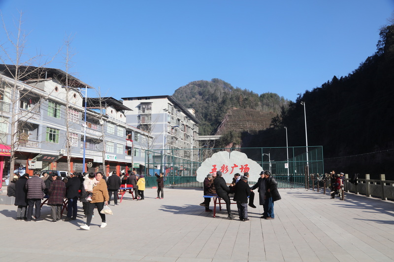 新铺设了青石地板的黄钟镇五彩广场。马发海摄