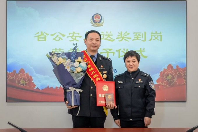 李偉平為胡祥雨授獎。綿陽市公安局供圖