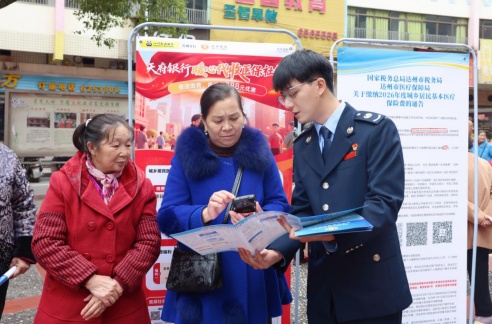 零距离向群众介绍相关政策。姚闯摄